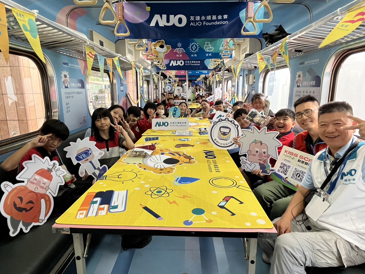 人生就是搏永續基金會參與「臺灣科普環島列車」，設計基礎科學車廂課程，以「淨零碳排和永續能源」為主題，讓學生透過創意實驗認識淨零知識，以及思考生活中的減碳行為